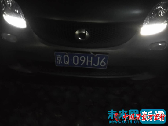 13日晚途歌共享汽車侵占私家車位。(何先生供圖)