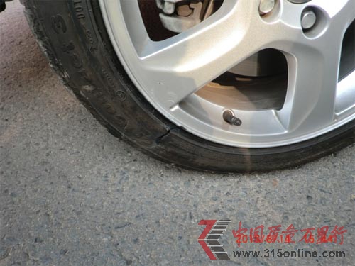沃爾沃S60行駛中突然爆胎 備胎問(wèn)題再引爭(zhēng)議