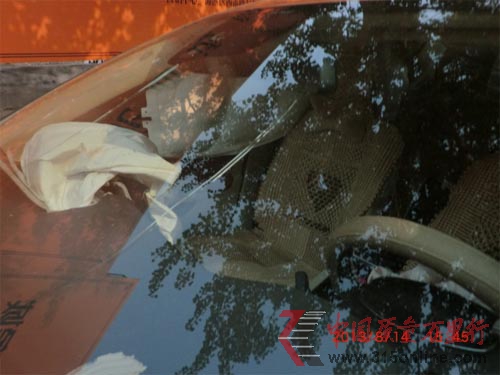 沃爾沃S60行駛中突然爆胎 備胎問(wèn)題再引爭(zhēng)議