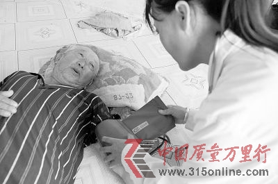 圖為蘿北縣團結鎮紅衛村衛生所醫生李明晶(右)在為一位村民進行血壓測量并詢問近期身體情況。記者 王凱 攝