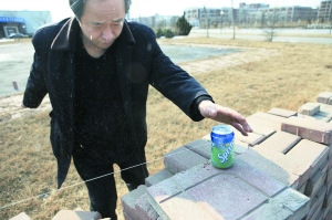 昨日,天津?yàn)I海新區(qū)的中國(guó)包裝科研檢測(cè)中心大院內(nèi),去年北京首例“雪碧”汞中毒事件當(dāng)事人馬賽的家人用縫衣針在雪碧外壁上扎出一個(gè)針眼,高壓下細(xì)小的“水流”噴射出近2米遠(yuǎn)。他以此證明被檢雪碧罐沒(méi)有“針眼”。當(dāng)日,西城警方、馬賽家屬、可口可樂(lè)及聽(tīng)裝罐供應(yīng)商在此對(duì)當(dāng)事雪碧罐進(jìn)行檢測(cè)。去年11月7日,馬賽在西單大悅城某餐飲店用吸管喝聽(tīng)裝雪碧時(shí),口吐大量汞珠,被確診為急性汞中毒。本報(bào)記者 王嘉寧 攝 昨日,天津?yàn)I海新區(qū)的中國(guó)包裝科研檢測(cè)中心大院內(nèi),去年北京首例“雪碧”汞中毒事件當(dāng)事人馬賽的家人用縫衣針在雪碧外壁上扎出一個(gè)針眼,高壓下細(xì)小的“水流”噴射出近2米遠(yuǎn)。他以此證明被檢雪碧罐沒(méi)有“針眼”。當(dāng)日,西城警方、馬賽家屬、可口可樂(lè)及聽(tīng)裝罐供應(yīng)商在此對(duì)當(dāng)事雪碧罐進(jìn)行檢測(cè)。去年11月7日,馬賽在西單大悅城某餐飲店用吸管喝聽(tīng)裝雪碧時(shí),口吐大量汞珠,被確診為急性汞中毒。本報(bào)記者 王嘉寧 攝