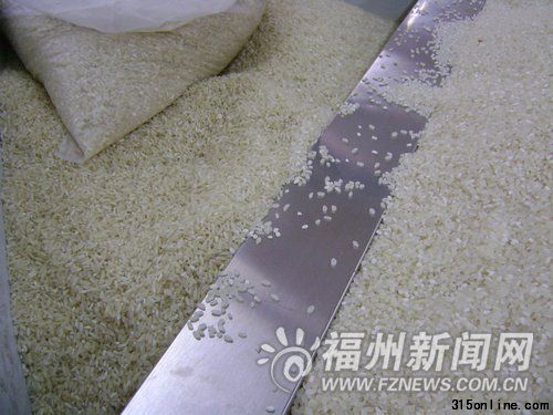 左邊的發霉大米呈黃綠色,與右邊的普通大米有明顯差異。