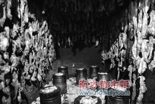 作坊內,臘肉由工業用鹽、敵百蟲腌制,蜂窩煤球熏烤。 作坊內,臘肉由工業用鹽、敵百蟲腌制,蜂窩煤球熏烤。