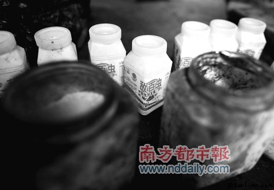 作坊內擺放著敵百蟲和著色劑。 作坊內擺放著敵百蟲和著色劑。