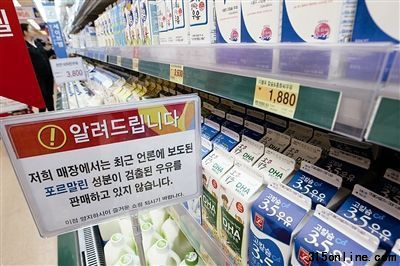 在韓國首爾,超市中的鮮奶專柜豎起牌子,說明所售的牛奶中不含福爾馬林供圖/IC