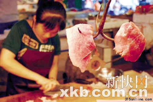 ■豬肉價(jià)格越來越高,是很多市民頭痛的問題。蔡惠中/攝(資料圖) ■豬肉價(jià)格越來越高,是很多市民頭痛的問題。蔡惠中/攝(資料圖)