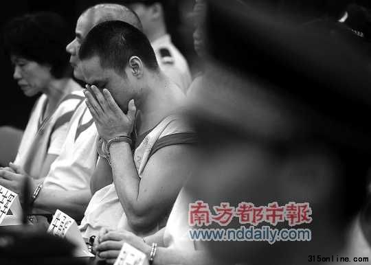涉黑“肉霸”團伙18名成員受審。南都記者 馮宙鋒 實習(xí)生 郝文輝 攝 涉黑“肉霸”團伙18名成員受審。南都記者 馮宙鋒 實習(xí)生 郝文輝 攝