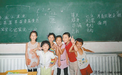 北京連年虧損打工子弟校對困難學(xué)生減免學(xué)費(fèi)(圖)