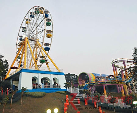 香港海洋公園內(nèi)的“高峰樂園”,其中六部機(jī)動(dòng)游戲因停電無(wú)法運(yùn)作,部分游客受困。圖片來(lái)源:香港星島日?qǐng)?bào)