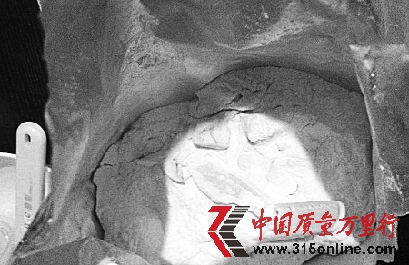 消費(fèi)者新購美贊臣奶粉有塊狀物店家承認(rèn)受潮