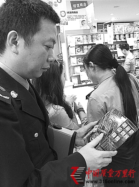 執(zhí)法人員發(fā)現(xiàn)沒有QS標(biāo)志的亨氏奶粉 記者 劉敏 實(shí)習(xí)生 周怡 攝 執(zhí)法人員發(fā)現(xiàn)沒有QS標(biāo)志的亨氏奶粉 記者 劉敏 實(shí)習(xí)生 周怡 攝