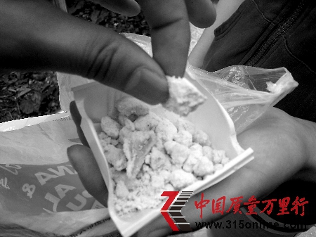 熊女士做“試驗(yàn)”產(chǎn)生的奶粉結(jié)塊 見習(xí)記者 王超 攝 熊女士做“試驗(yàn)”產(chǎn)生的奶粉結(jié)塊 見習(xí)記者 王超 攝