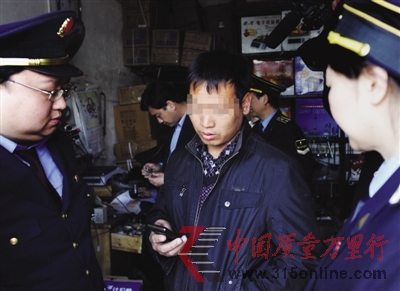 4月7日,新發(fā)地批發(fā)市場(chǎng),執(zhí)法人員檢查售“鬼秤”店鋪。 4月7日,新發(fā)地批發(fā)市場(chǎng),執(zhí)法人員檢查售“鬼秤”店鋪。