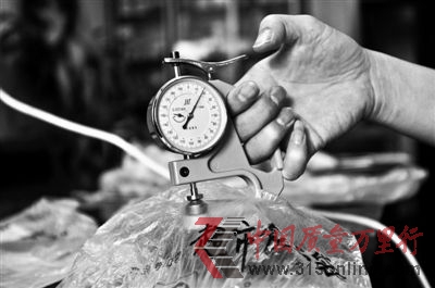 用測厚儀測試發現,一家超市主食廚房提供的塑料袋厚度為0.018mm,符合規定。 用測厚儀測試發現,一家超市主食廚房提供的塑料袋厚度為0.018mm,符合規定。