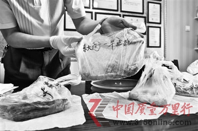 將食品袋中放入高油食物,并進行4分鐘的微波爐加熱,所有樣品袋都有油滲出。 將食品袋中放入高油食物,并進行4分鐘的微波爐加熱,所有樣品袋都有油滲出。