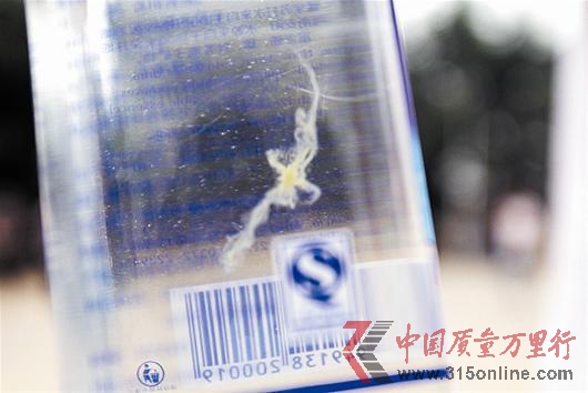 天蘊(yùn)泉蘇打水飲料內(nèi)現(xiàn)鼻涕狀異物瓶蓋無開啟痕跡