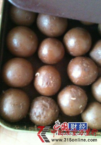 消費(fèi)者在好時(shí)特濃牛奶巧克力發(fā)現(xiàn)多條“肉蛆”。 圖片來(lái)源:消費(fèi)者提供