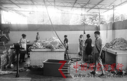 “黑心加工廠”里堆滿病死豬肉。 “黑心加工廠”里堆滿病死豬肉。