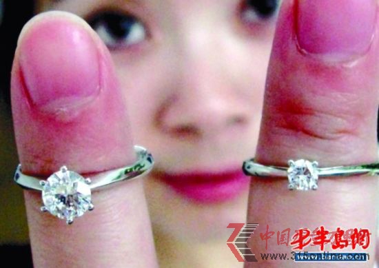 市民劉小姐花了1萬(wàn)元錢定制的一枚半克拉鉆戒(左),比她在商場(chǎng)里用1萬(wàn)多元買的鉆戒,個(gè)頭大了一倍多。 市民劉小姐花了1萬(wàn)元錢定制的一枚半克拉鉆戒(左),比她在商場(chǎng)里用1萬(wàn)多元買的鉆戒,個(gè)頭大了一倍多。