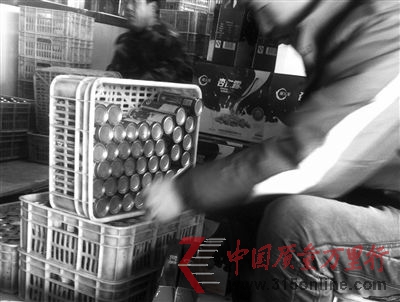 22日下午,工人將“早產(chǎn)”13天的阿爾發(fā)杏仁露包裝進(jìn)盒。 22日下午,工人將“早產(chǎn)”13天的阿爾發(fā)杏仁露包裝進(jìn)盒。