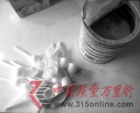 1月2日,長(zhǎng)沙市花橋小區(qū),譚女士家中桌上擺放著剛買回來(lái)的一罐奶粉,以及從奶粉罐里拿出的18只勺子。圖/譚女士提供 1月2日,長(zhǎng)沙市花橋小區(qū),譚女士家中桌上擺放著剛買回來(lái)的一罐奶粉,以及從奶粉罐里拿出的18只勺子。圖/譚女士提供