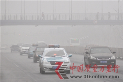2013年1月14日,河北保定市東風中路,車輛在霧霾中開啟霧燈行駛。圖/東方IC